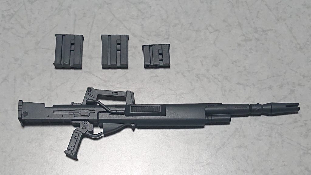 その後パテで整形しキットに付属の余りパーツとバズーカのパイプでそれっぽく排熱ダクトを作りました。