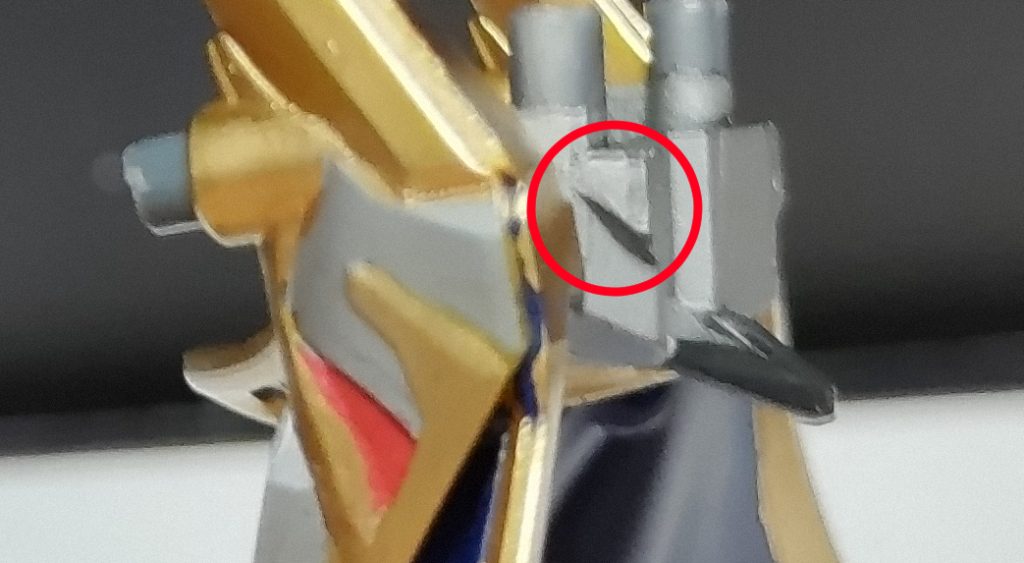 細かい加工として、マントの取り付けパーツにストッパーを作っています。これでマントが身体にくっつくのを避けられます。