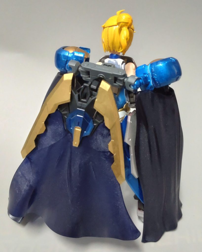 後ろ姿です。ソシャゲに出てくる姿をイメージしてマントを着せてみましました。マントが所々白いのはつや消しに失敗したからです…。アドバンスセットのティターンズブルーで塗装後、ガンマカのつや消しを使用しましたが、自分的には普通のスプレー缶より扱いが難しかったです。