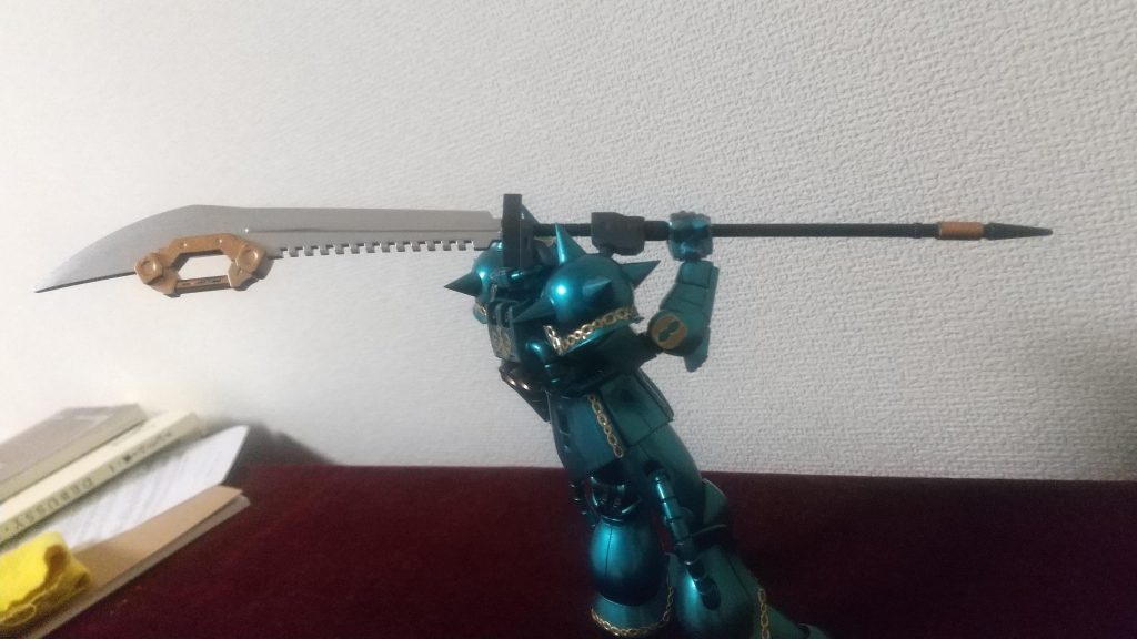 ヒートホークは残念なことに工作技術の不足により再現できなかったので手持ちのシステムウェポンキットのヒート剣の一番大きい刃に槍状の柄を取り付けてたせてみました。迫力だけはヒートホークにも負けないのではないでしょうか(笑)