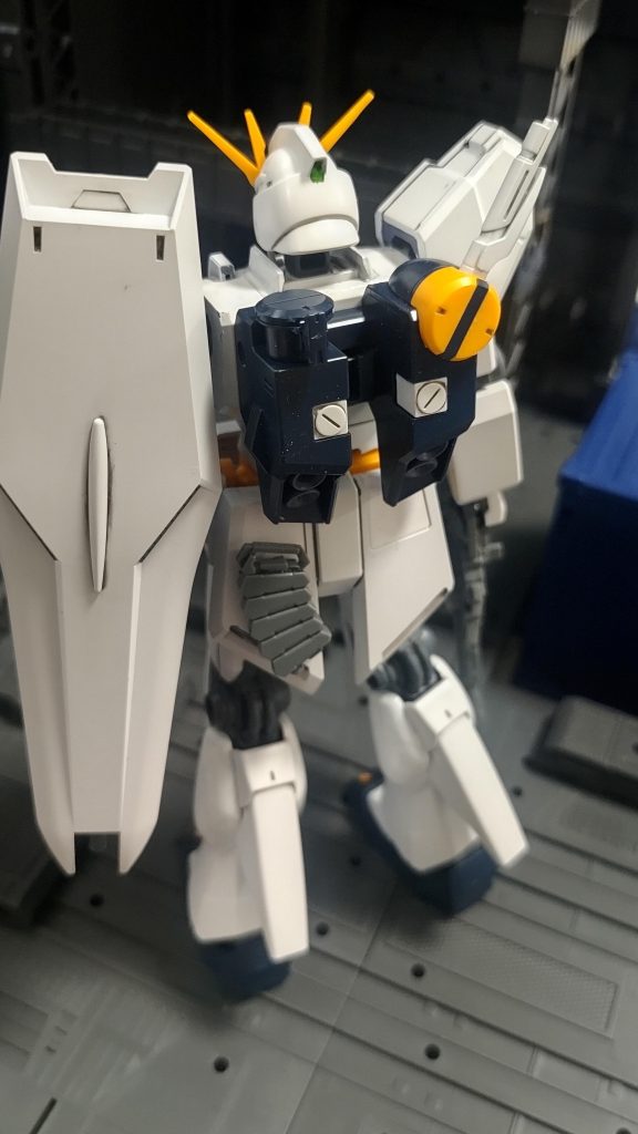 後ろから、なんとなく腰の赤い部分は白くしました。ビームマグナムカートリッジは両面テープでの貼り付けとなっています。