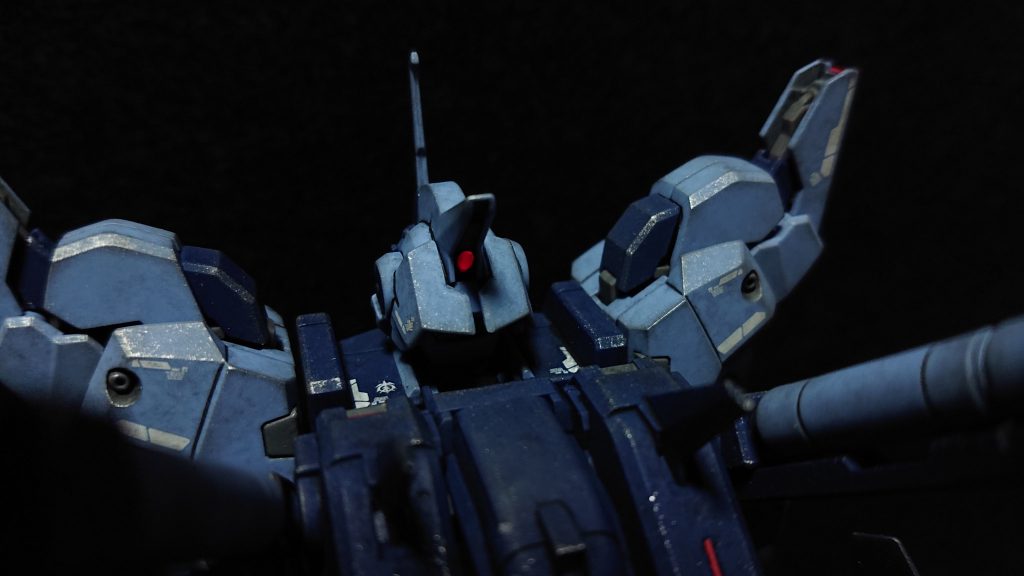 明るいとほとんどわかりませんが、後頭部のセンサーもドリルで内側まで開口して、バイザーのランナーを削り出したパーツを差し込んで発光するようにしています。