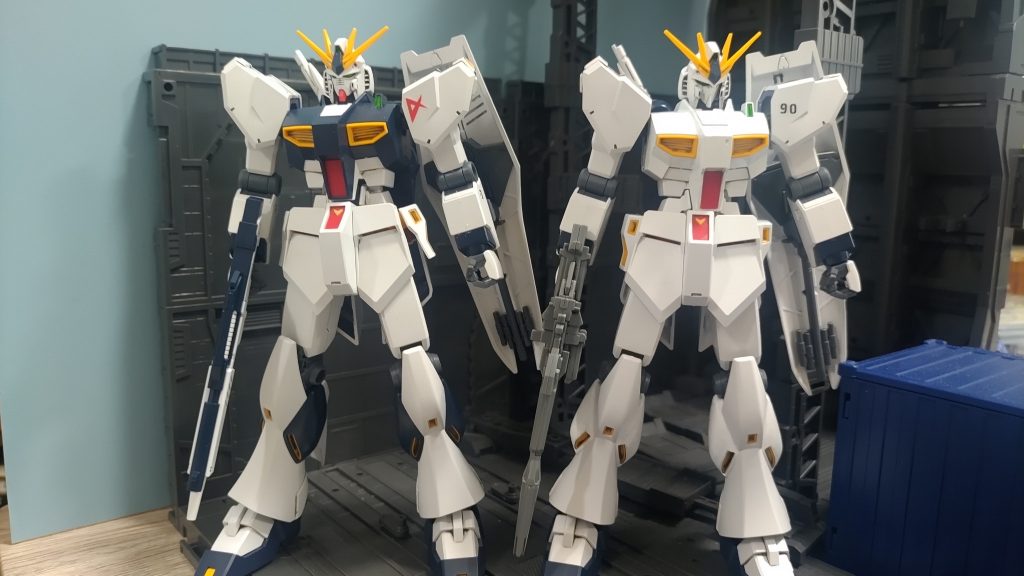 EGνガンダムとツーショット、細かく見比べると同じなんですがやっぱり色で印象が変わりますね。