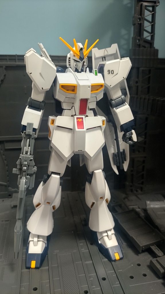 正面から顔とカラーリング変更以外はνガンダムのままなのですが結構印象が変わり、色のせいかナラティブガンダムとかユニコーンぽさも出ている気がします。顔はリバイブ版Zのをくりぬいて移植しています、サイズ的にもぴったりでよかったです。