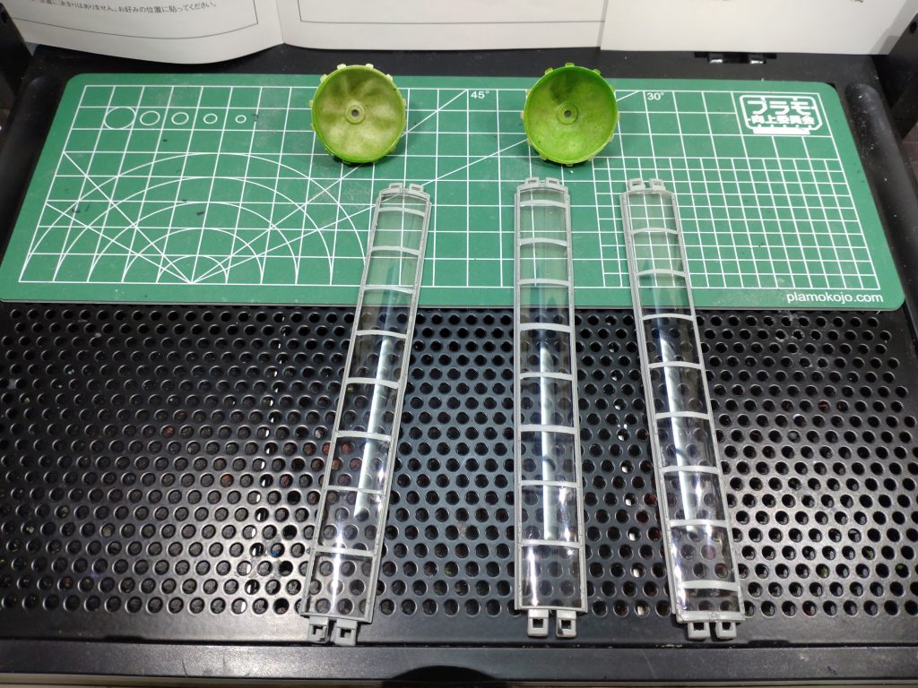 内側のコロニー港に通ずる山は緑と砂色で塗装。集光ガラスの運河部分の橋は白で塗装。