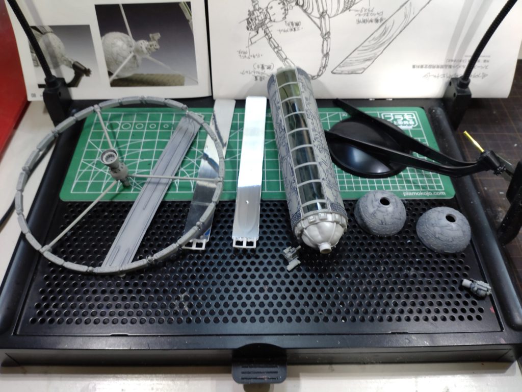 パーツをバラすとこんなカンジ。コロニー港をスラスターパーツに変更しています。