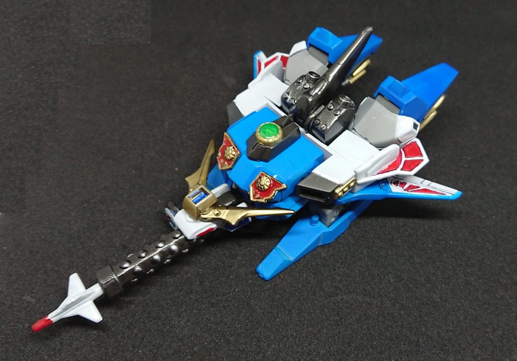 波走機(ウェーブライダー)本体の頭身、スタイル改善と変形機構の両立が、私の腕前ではどうにもできず…胴体・腕(手)・胴体(腰)パーツは、武者風雷主のパーツを流用しています。脚(足)が陸遜ゼータプラスのものに&銃身が伸びたことで、それでも若干見た目がよくはなったでしょうか?