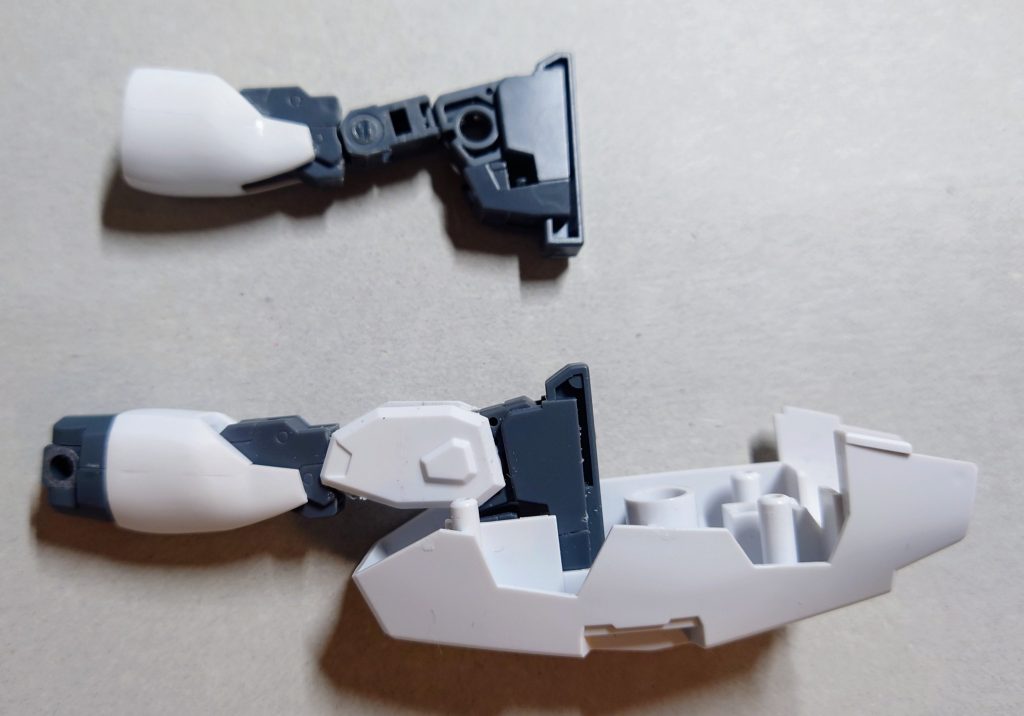 膝部にはAGE-2とヴァーチェをつなげる加工をし、ボリュームアップと補強のためにフリーダムからパーツを拝借してきました