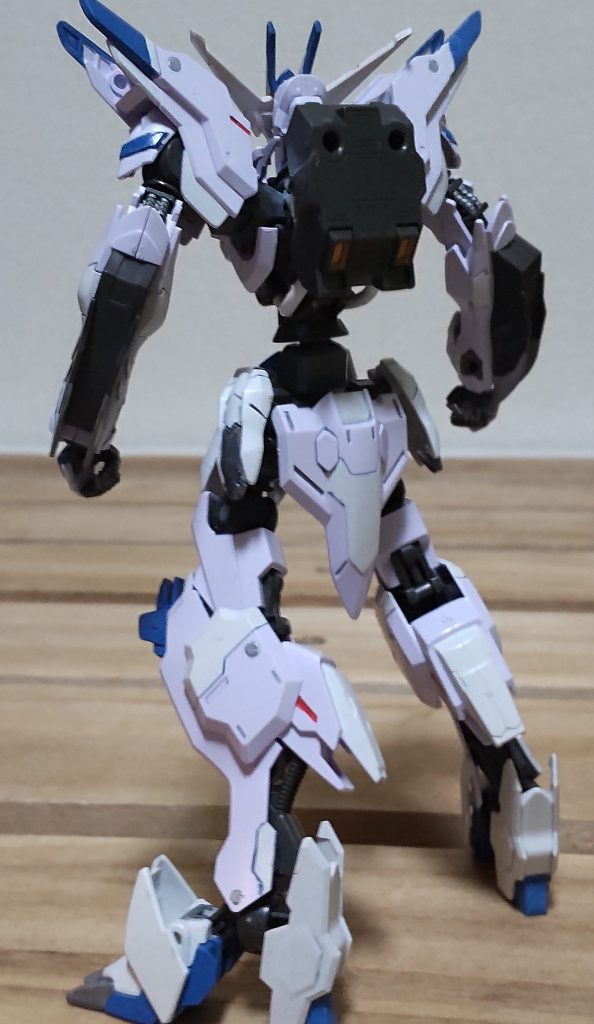 バックショット背中のバインダーを付けたかったのですが接続軸が上手く調整できなかったのでリナシメントのものをくり抜いて受けにしました。