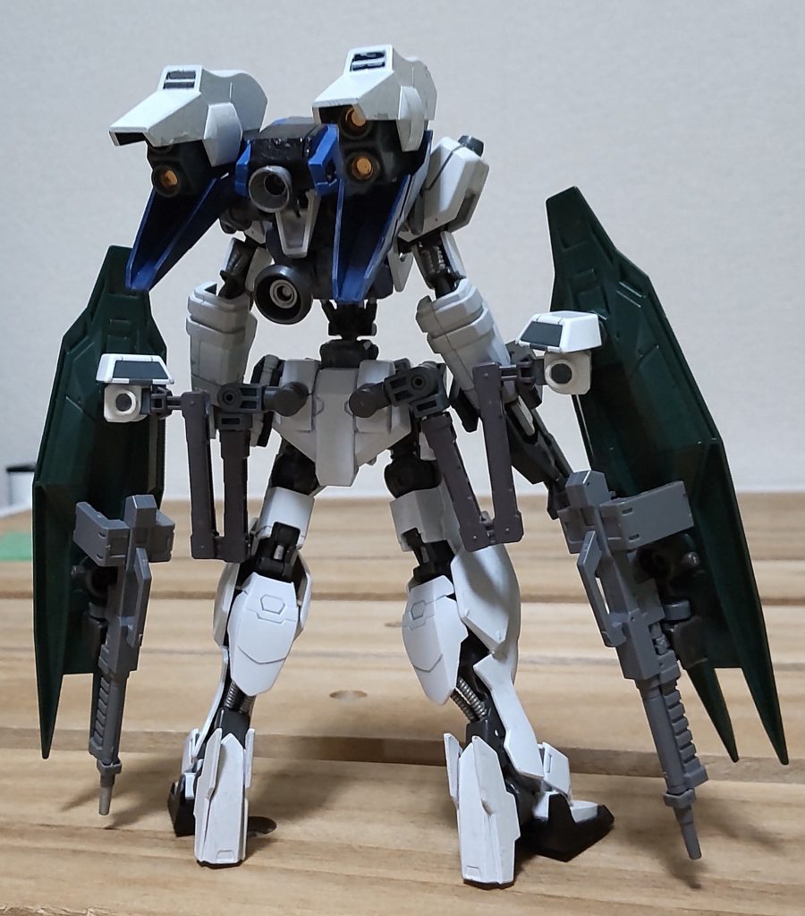 バックショット端白星のリアアーマーからキマヴィのアームを伸ばし、先端にレギンレイズジュリアのバインダーをシールド代わりとしてくっつけました。上半身はバーニアマシマシにしてます