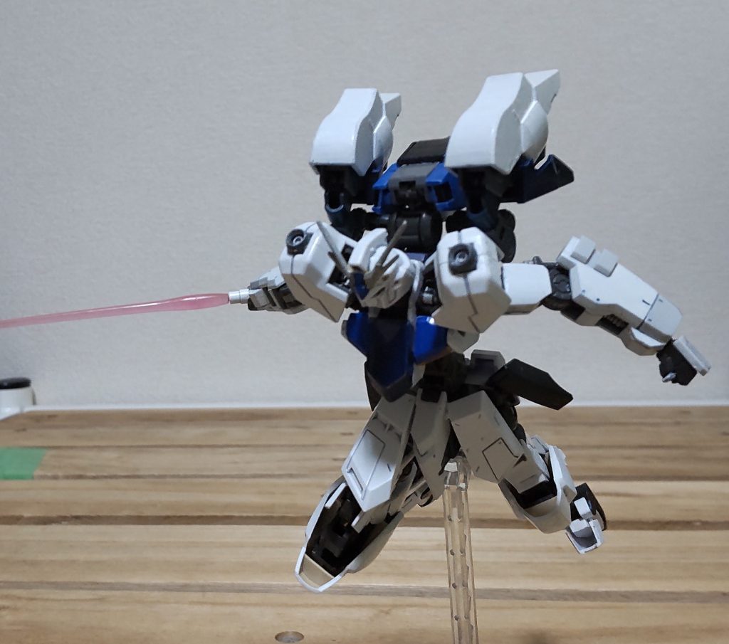 アームをパージして突撃増設したバーニアで高速戦闘に持ち込みます