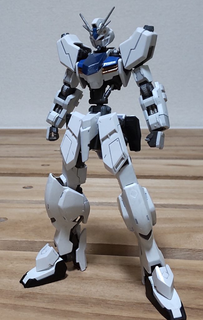トリスティア本体サイドアーマーを端白星に変えてサーベルを装備アンテナが若干浮いた印象だったので銀色に塗りました 