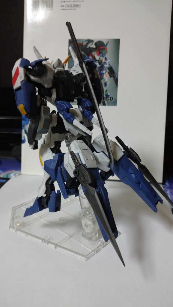 オラ設定  バルバトスルプスベースの改造ガンプラ鉄血機体同士のミキシングにプラスしてアヴァランチダッシュのパーツを取り付けることで、空中、宇宙での機動力と格闘能力が底上げされている。武装のビームサーベル×4,ロングブレイド×2,太刀の合計7本の剣を装備しておりアヴァランチエクシア同様「セブンソード」を再現している。