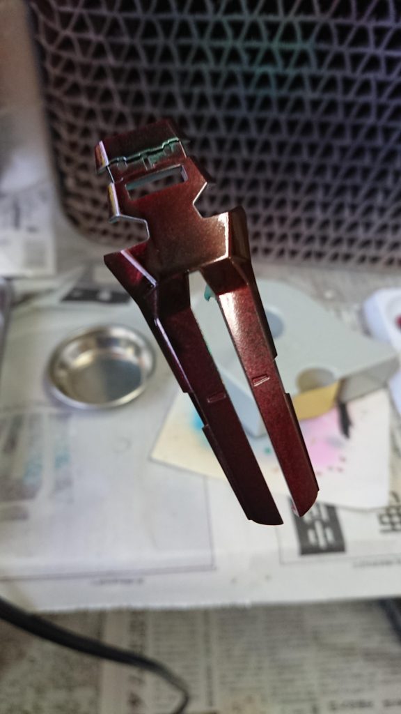 下地なしのロイヤルメタレッドの上にルミナスメタグリーンを吹き付けたら、結構きれいなキャンディ風味になりました。これは個人的に成功したかなと思っております。写真は撮り忘れましたが、足の靴の部分も左右でロイヤルメタレッドの上にコスモメタブルーの重ね、盾と同じルミナスメタグリーンの重ねの塗装もしております。