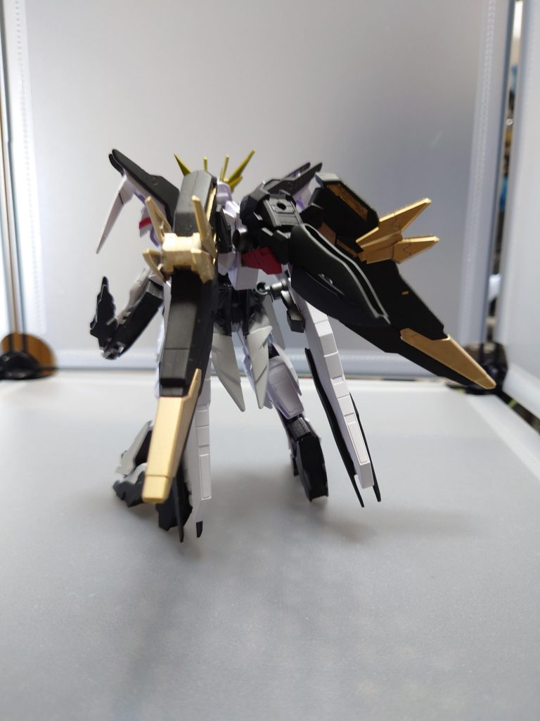 後ろ姿は、こんな感じ。ウィキペディアでマルコシアスを調べると蛇の尾があるということから、バルバトスのテイルブレードのようなもの追加装備させました。