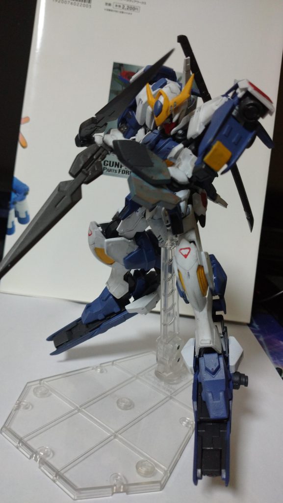 ダッシュユニットにはロングブレイドを二個装備されており、鉄血に合わせて黒鉄色に塗装しています   両方ともロングブレイドにしているのは、ルプスには長物のほうが合うと思ったからです。