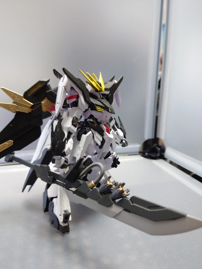 サイドのサブアームは後ろにして、新たにサイドスカートを追加しました。さらに新たに武器を作って持たせました。 