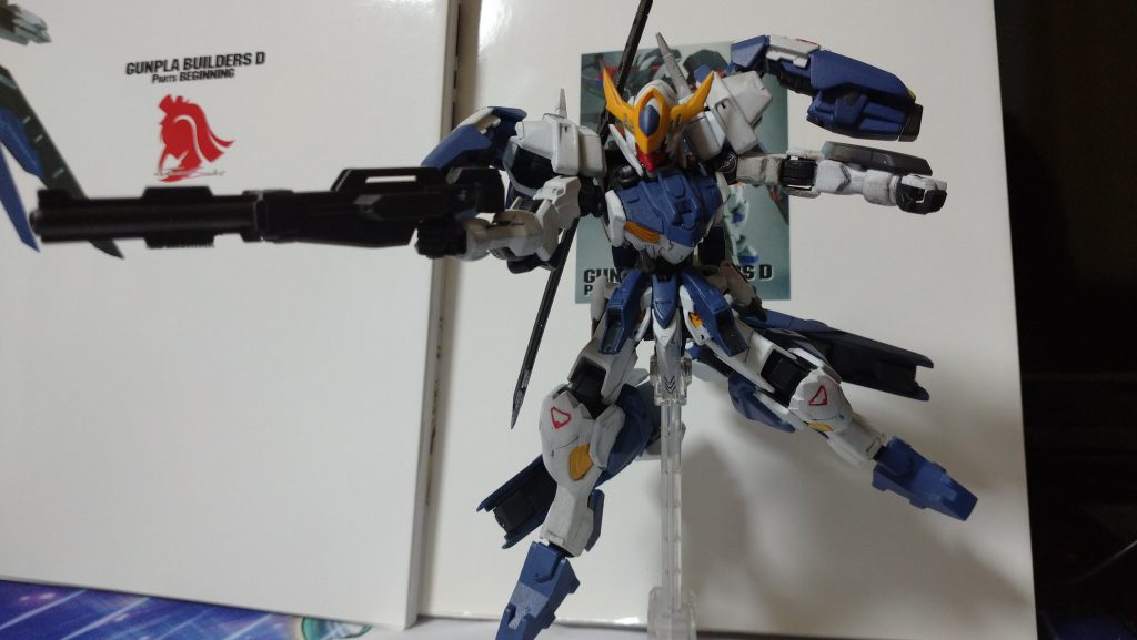 鉄血機体のルプスベースなのでビームライフルを装備しているのは違和感があると思いますが、この機体はビルドシリーズに登場する事をイメージしてますので、ビームライフルを選びました。ライフルはガンダムアストレアのGN ライフルをベースにアスタロトオリジンのショットガンを合わせています。