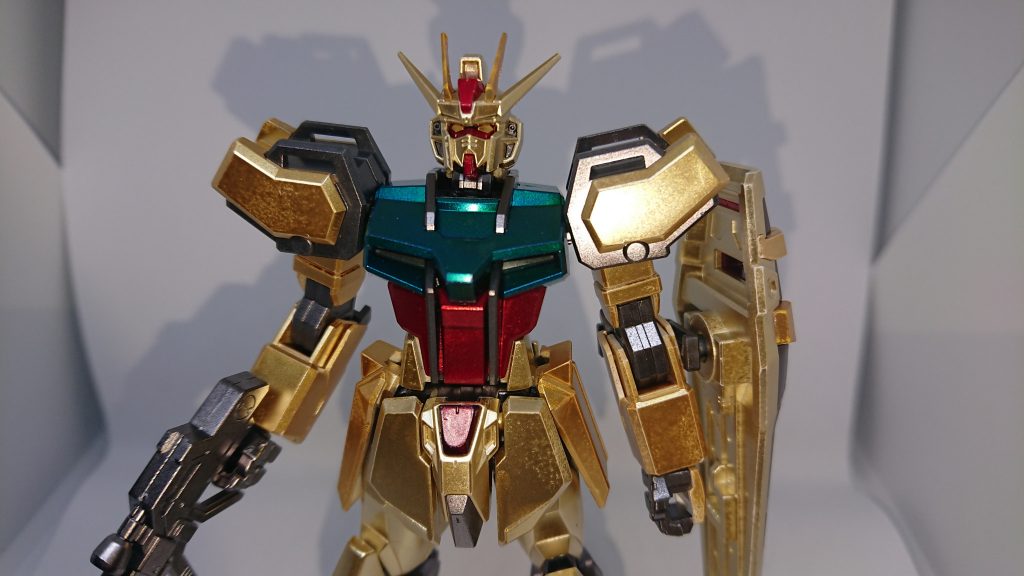 上半分の白色部分と腰のサイドパーツをイエローゴールドにて着色してます。塗装がところどころ剥げてしまっているのは自分の力量不足です。