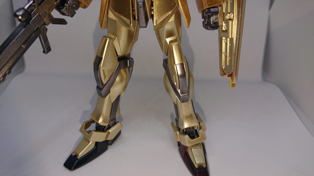 そして下半身と腰の前後パーツをホワイトゴールドで。写真移りの関係で分かりにくいですが、個人的な見解で言えばイエローゴールドは金色パーツの成形色に近い印象を受けました。そしてホワイトゴールドは薄めのイエローゴールドといったやや落ち着いた感じのゴールドです。(真実は自分の目で確かめてみよう!)