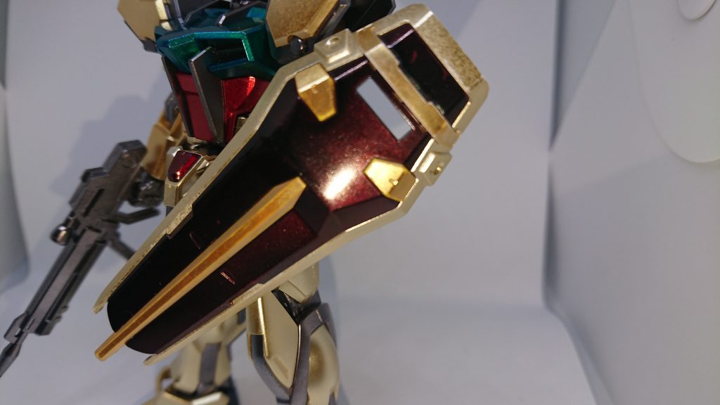 そしてここでいつもの余計な行動が入りました。シールドの赤色部をロイヤルメタレッドにて着色後、「この上に他の色を吹き付けたらどうなるだろうか」と思いつき、やっちゃいました。