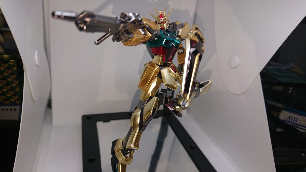 せっかくだから名物のSEED撃ちのポーズ。やはりストライク系はこうでないと。というか、このカラーリングではもはやアカツキのパチモンな気がしてならないですw