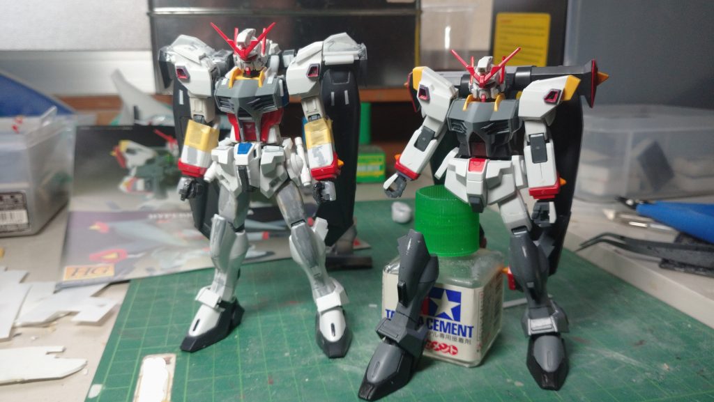 元のキットと比べたものです。プロポーションがかなり変更されています。ですが、元のパーツをそのまま使用している部分もあるので元のデザインを崩さず制作できたと思っています。(右の元キットは足が片方ありませんがw)