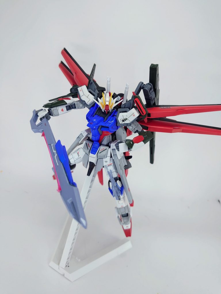 バックパック右側に装備レーザー対艦刃「シュベルトゲベール」ベース武器より小型化し両手、片手どちらでも状況により使用出来る