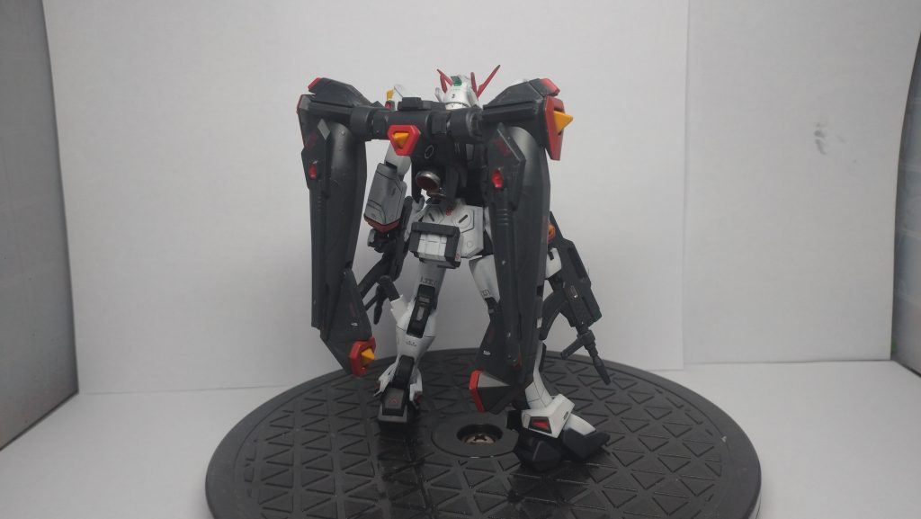 背面です。特徴的なバックパックを形状をそのままにジャンクパーツつけディテールアップしています。 リアアーマーはバッテリーを意識した物を製作し取り付けています。カラーリングは一部を除き、元のハイペリオンと同じにしています。