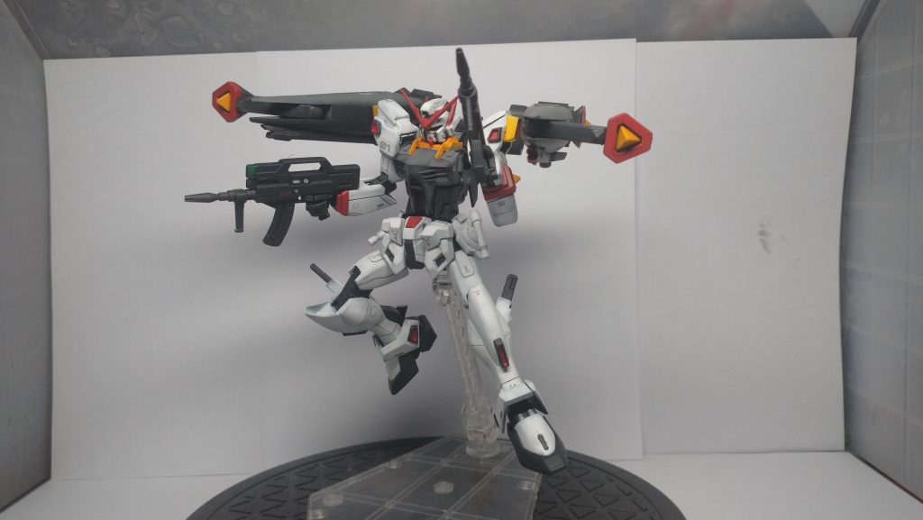 武装のザスタバ・スティグマト(ビームマシンガン)は原作でもあった二丁持ちを採用、バックパックはボールジョイントを使用し位置を自由につけることで、フォルファントリー(バックパックのビームキャノン)の発車位置を変更できます、さらに元のキットにない砲身を取り付けているので視認しやすくしています。