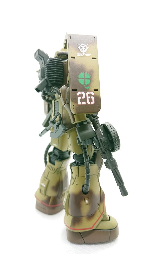 右後方から、付属の水転写デカールを使用してラインを施しました。なかなかうまくいかず技量不足を痛感しました。