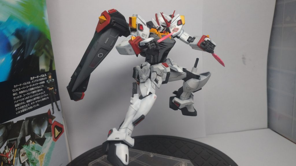 ビームナイフは蛍光ピンクでグラデ塗装しました、手首はRGの可動タイプのハンドパーツを使用しているので、色々な表情がつけられます。