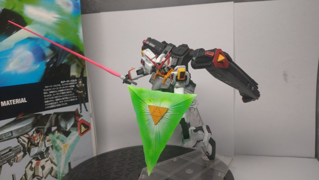 通常のハイペリオンに無いビームサーベル×2をサイドアーマーに取り付けました。ビームシールドもグラデ塗装しています。