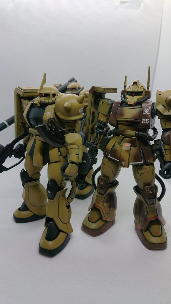 以前作製したHGザク(リバイブ)と、スケールは一緒ですが、全くテイストが違いますね。砂漠シリーズを作製し始めたのは本機を予約したのがきっかけです。