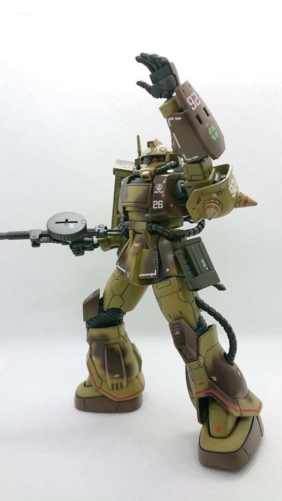 箱絵っぽいポーズ、左腕のカラカル隊のエンブレムは本キットの付属、シールドのものはガンダムデカールDXのものですが、色味が異なっていて…。まあ、左腕にはミサイルポッドを装着すると見えなくなるので。