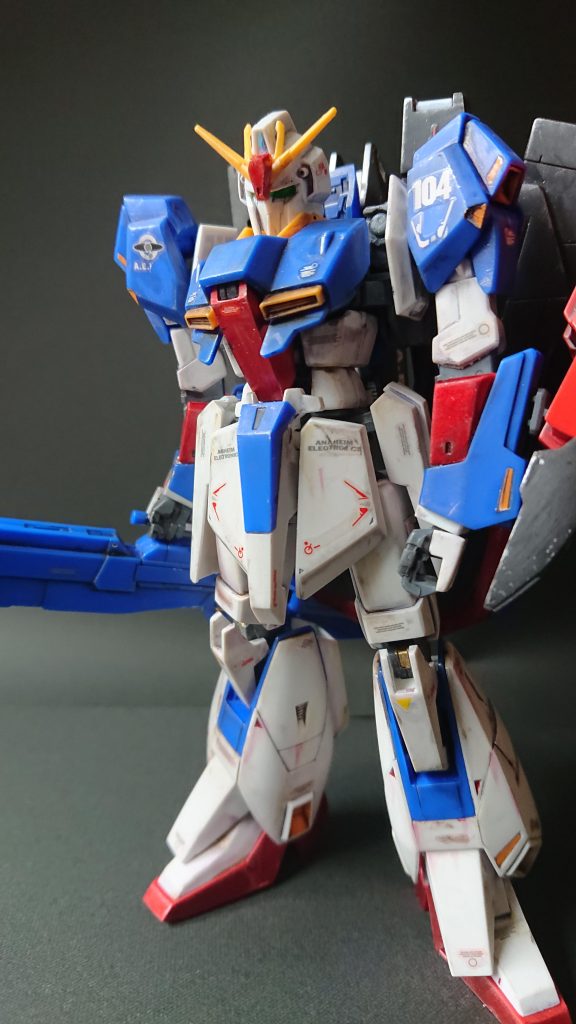 デカールはエゥーゴやら余り物でペタペタ