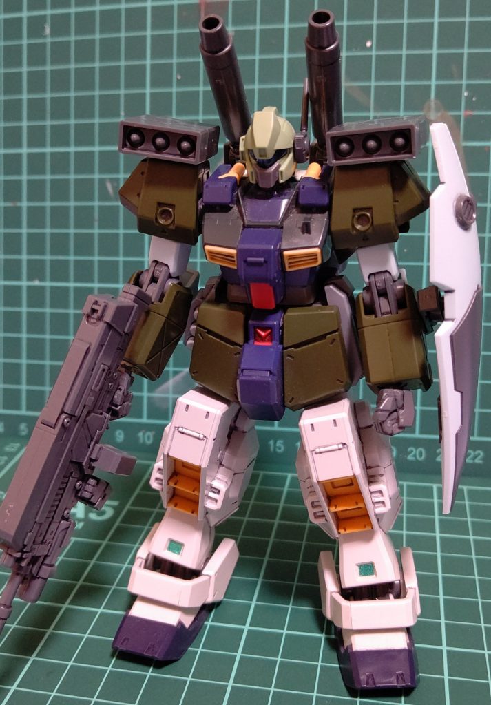 塗装前②。肩に3連ミサイルポッドを追加。この後で脚部が少し寂しい気がしたので3連ミサイルポッドを追加。