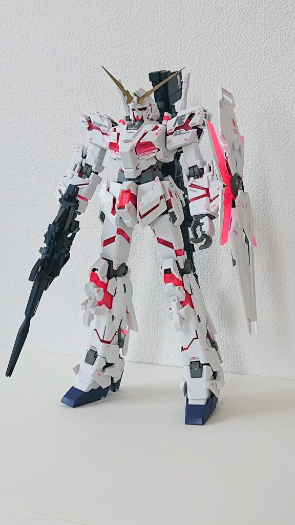 部分塗装と墨入れ、付属のシール、トップコートのみ。流石MG、パーツ分け良く出来てますが、腰の接続とシールドが頻繁に外れます・・・