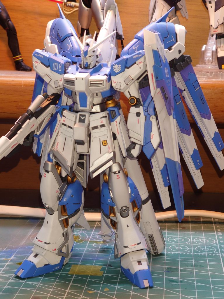 本体完成直後の写真です。制作は、エアブラシ塗装・スミ入れ・水転写デカール・つや消しといった感じです。個人的には金色の部分が良い色味が出たかなと思います。