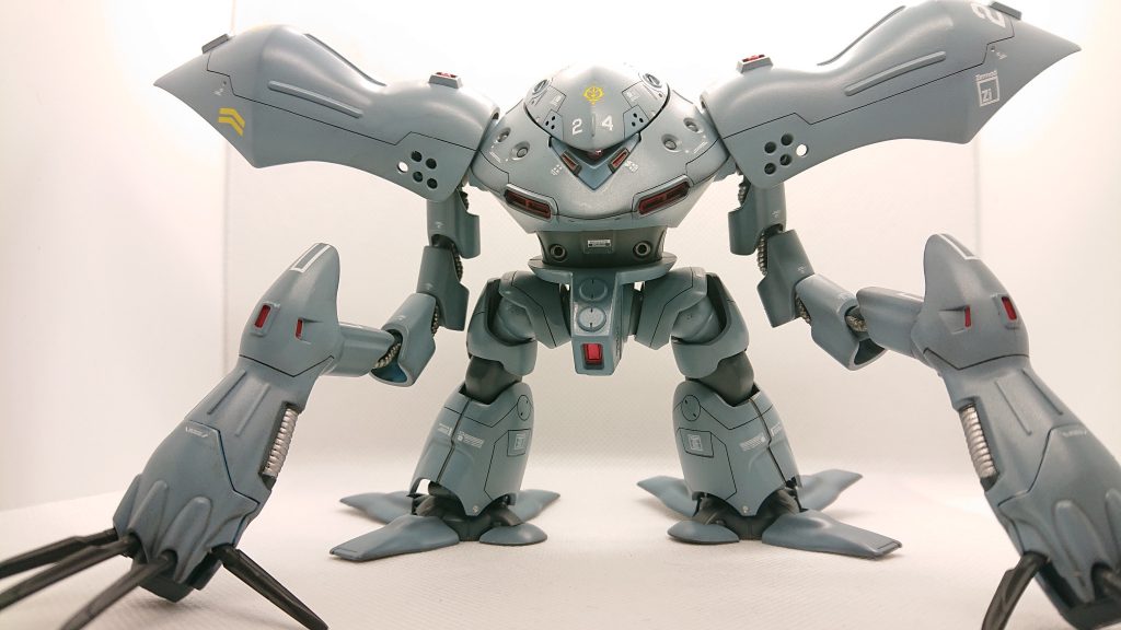 正面から、両肩のブチ穴は開口し、モノアイも周りを削って100均のネイルストーンを研いたものに取り換えました。統合整備計画による本機ですが、基になったゴッグはツィマッド社製ということなので右肩に同社のエンブレムを貼り付けました。