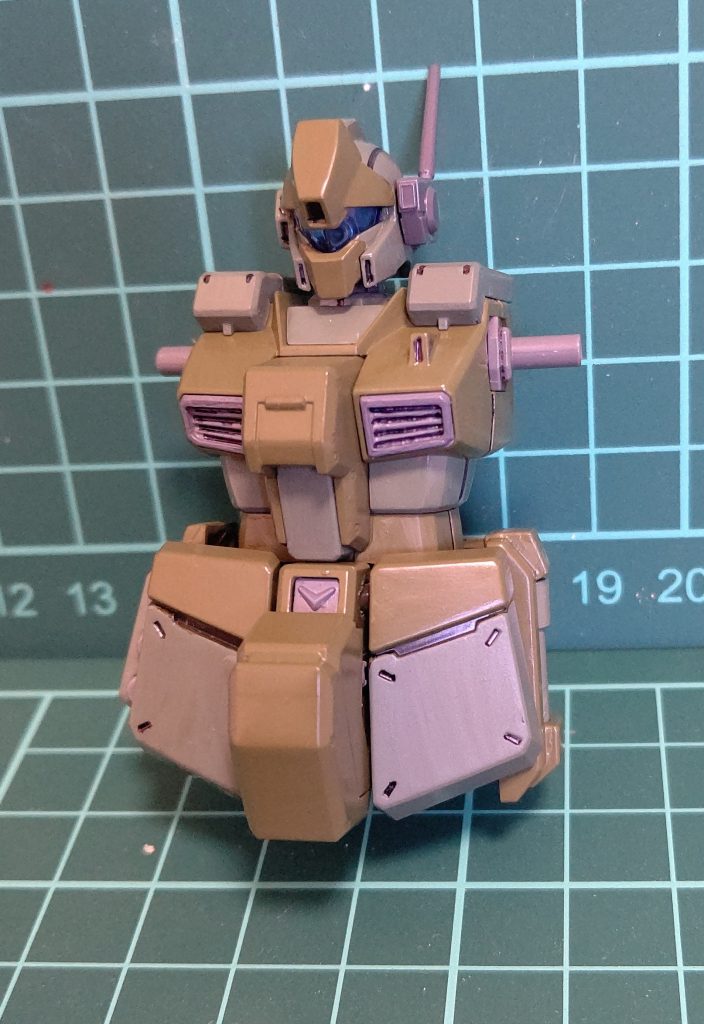 塗装は今回は筆塗り。だってコスパ良いし楽だから。画像だとわからないけど、額の部分はメタリックブルーを塗ってあります。