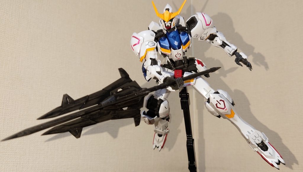 バルバトスが使ういくつもの武器の中でこれが一番好き♥刀とかもいいんだけど、やっぱりドラマティックな動きをするものの方が個人的好み😊武器は黒に近いグレー一色で、簡単に使い込んだ感出せないかな〜って思って、黒インク塗って乾いたらスクラッチしてみたいなことを繰り替えました。写真が下手であまりわからないけど。