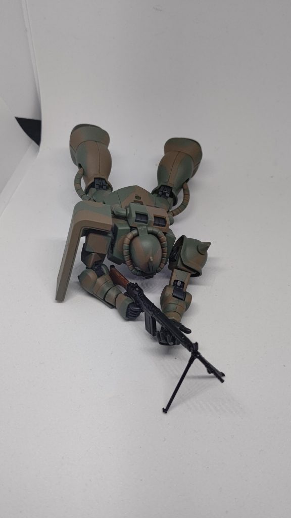 ちょっと体制きついですけど、伏せ撃ちの状態も取らせることができます。新しいキットのザク、本当に可動域増えましたね~。