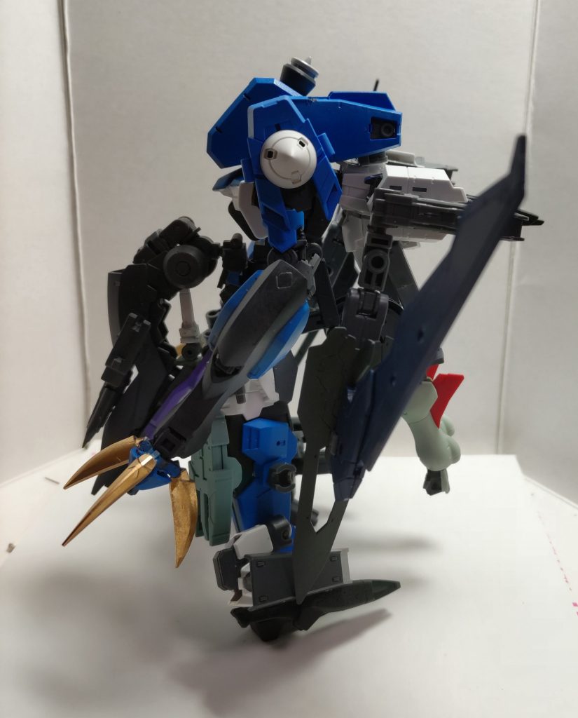 基本的な装備はレグナントとあまり変わらないが小型化による影響により低下力化と装備の減少がされている。ただし、機動力や旋回能力は向上している。また、頭部カバーはレグナント2号機と同等のセンサー能力を持ち後部にはマイクロウェーブ受信装置が付いている。