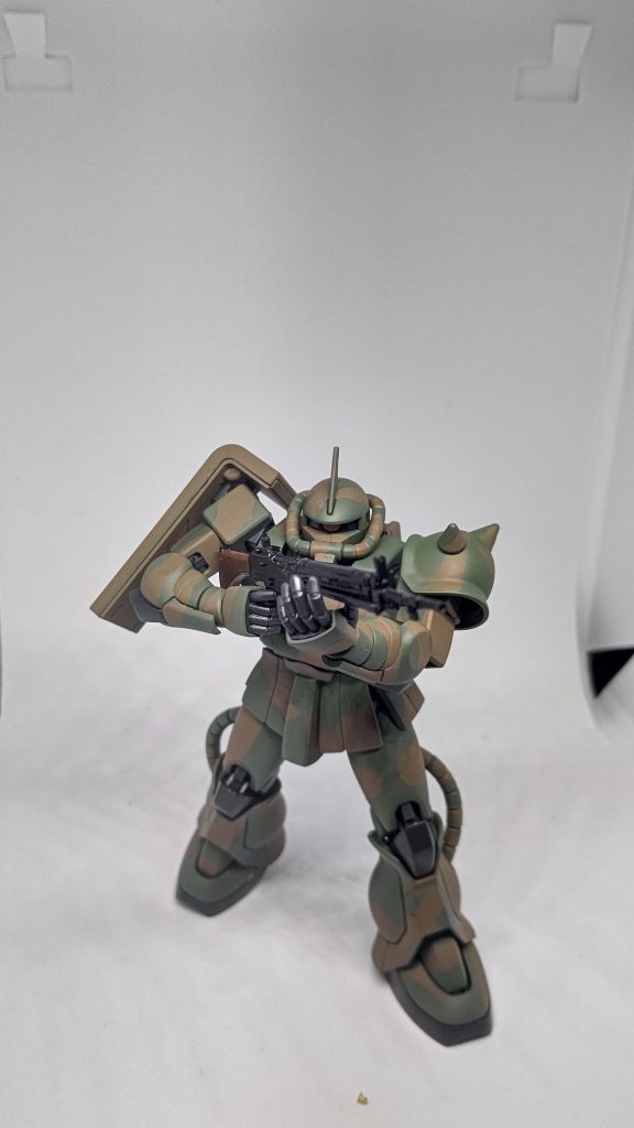 可動域が増えてくれたので、この様に通常の射撃体勢も可能になります。この状態を見ると、もっと陸上自衛隊風の迷彩柄にしたかったな~と反省してしまいます。