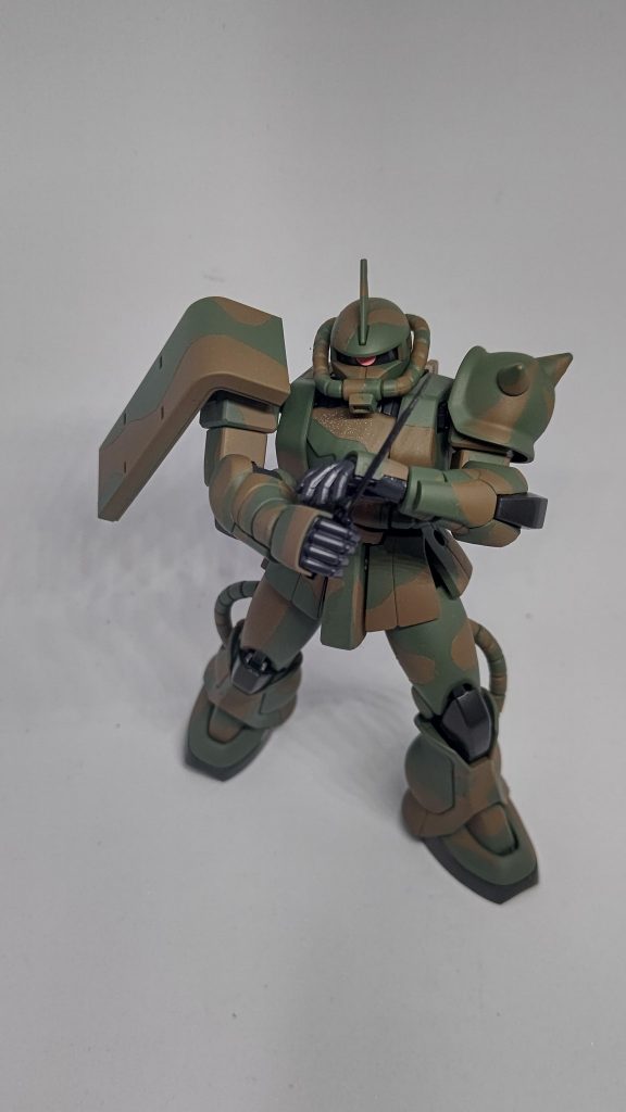 勿論、ナイフを持って構えることもできます。まぁ、グラグラなんですけどね。要改善ですね。