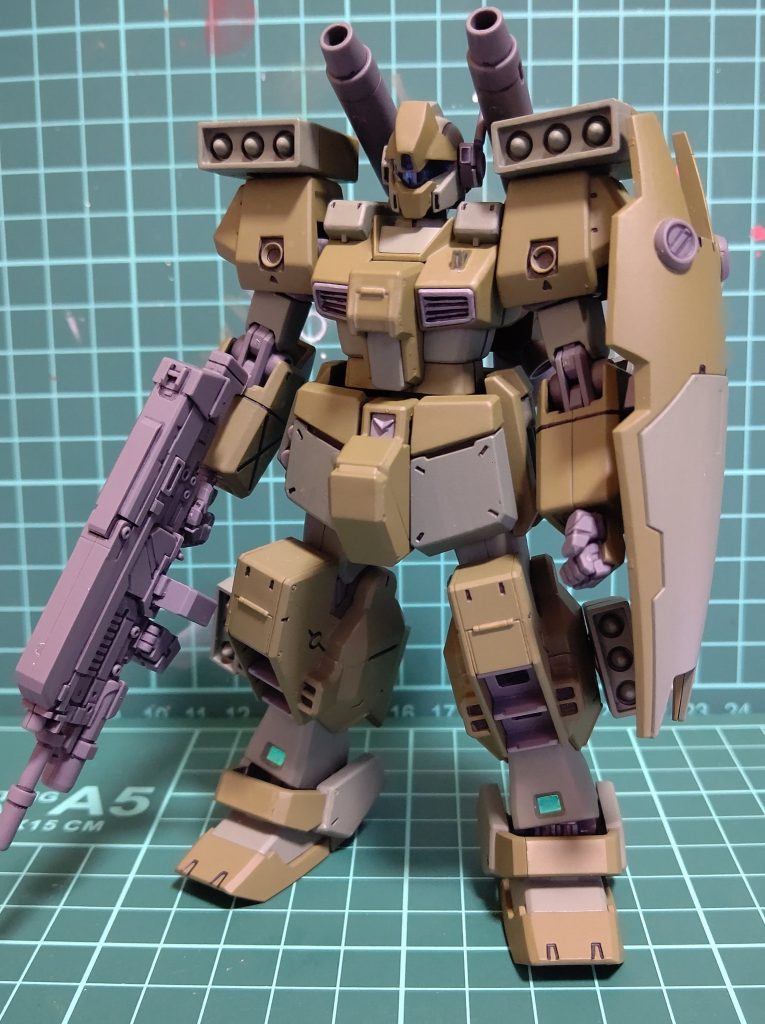 艶消し前。照明と使用した塗料の都合でこの段階でも艶消しっぽく見えるのはご愛敬。 形部と脚部の3連ミサイルポッドはザクⅡF2型のフッドミサイルを加工して使用してあります。シールドとライフルは他の物にしようかなぁ…とも思いましたが、手持ちのジャンクで良さげな物が見当たらなかった為このままに。シールドはジェガンの物でも良かったかも?