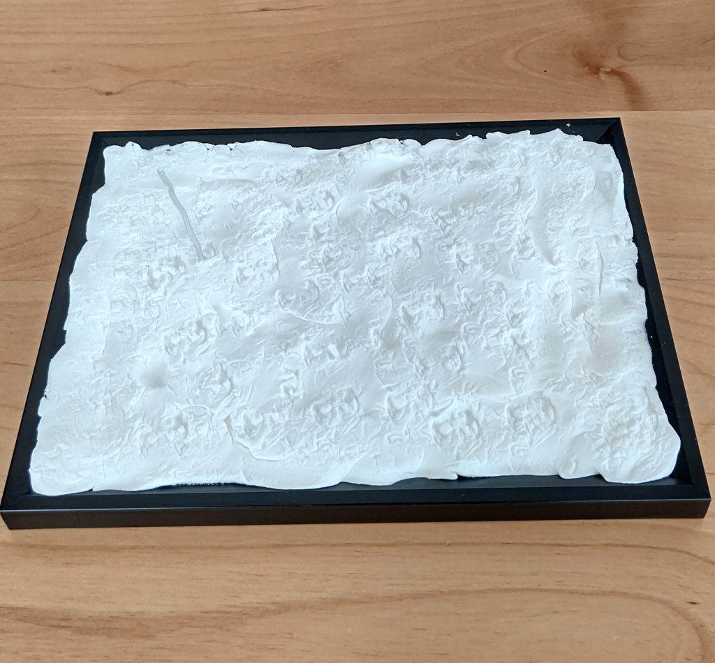 地面作り。ハーティクレイという紙粘土を使いましたがコレがくせ者w乾いても弾力があり、ガンプラを支える棒がグラグラで固まりません。紙粘土って種類が色々あるんですね💦