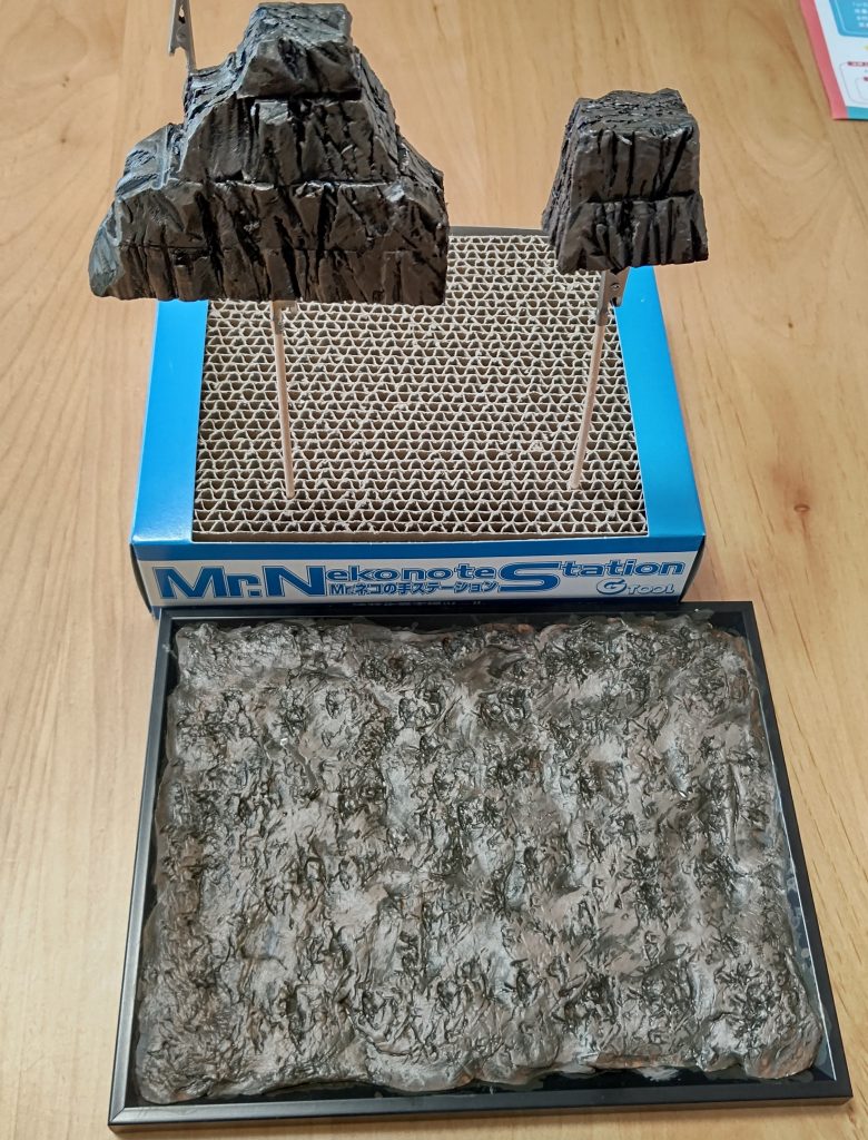 地面と岩に筆塗り。岩壁は割と満足いく仕上がりになりましたが、地面は色が濃過ぎました。もっと乾燥した砂地みたいな色を目指してたんですが、なんか湿地帯みたいな感じになっちゃいました。ですが仕上げにサンドパウダーというものを振り撒いたら良い感じになりました。