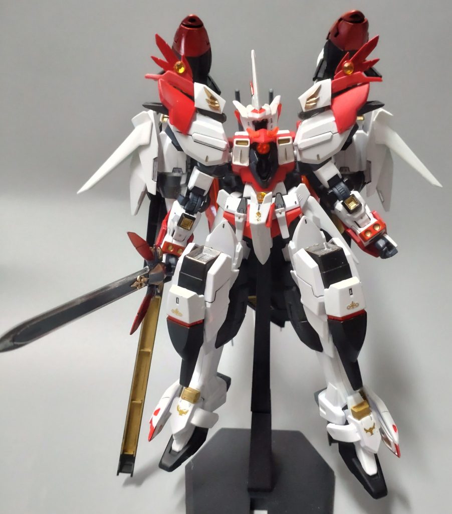 正面より。デカールを貼るような機体ではないと感じましたので、ネイルシールでデコり、肩や剣にはネオ・ジオンのエンブレムをきざみ作った装飾を貼り付けました。基機体は可変機ですが、参考にしたOPムービーを何度見ても構造がわからない為オミットしてます。